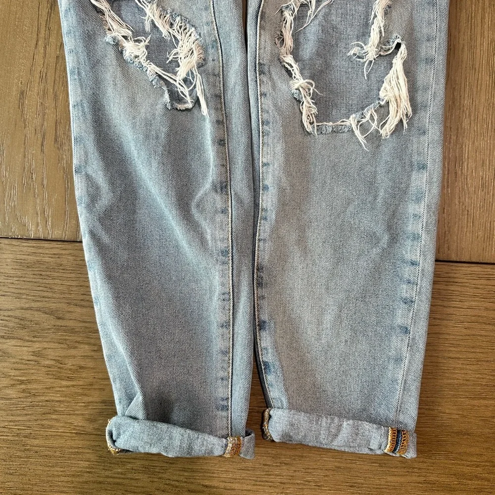 BDG High Rise Mom Jean Light Wash Distressed 25 - Picture 3 of 9